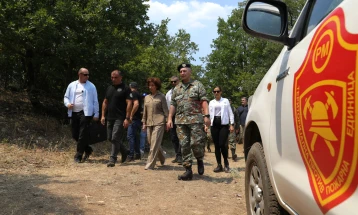Сиљановска Давкова ги посети припадниците на Армијата кои учествуваат во гаснењето на големиот пожар на планината Серта