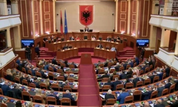 Албанскиот парламент усвои декларација за укинување на „законот за војна“ што Грција го има со Албанија, предвидува и враќање на имотите на протераните Чами