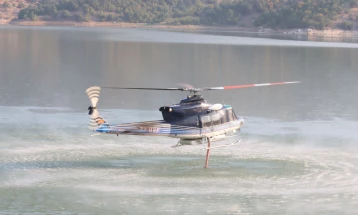 Полициските хеликоптери исфрлија над 120 тони вода врз пожари