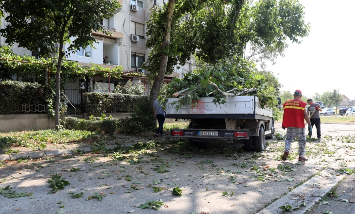 Во Скопје се санираат штетите од синоќешното невреме