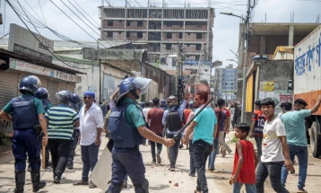 Педесет загинати во студентските протести во Бангладеш