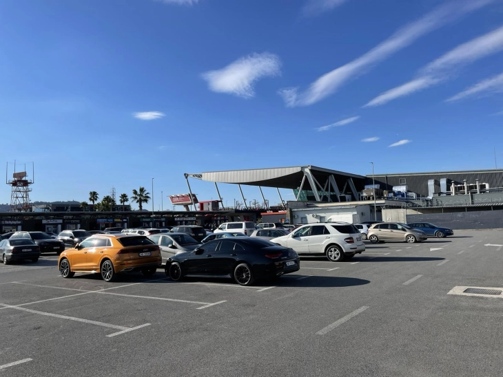 Аеродромот во Тирана располага со двоен систем,  авиосообраќајот без проблеми