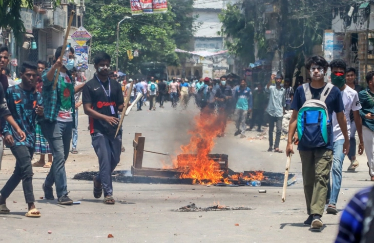 Демонстрантите во Бангладеш ослободија стотици осуденици и го запалија затворот