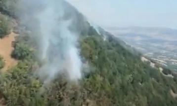 Një helikopter i policisë hodhi mbi 39 tonë ujë mbi zjarrin në malin Serta