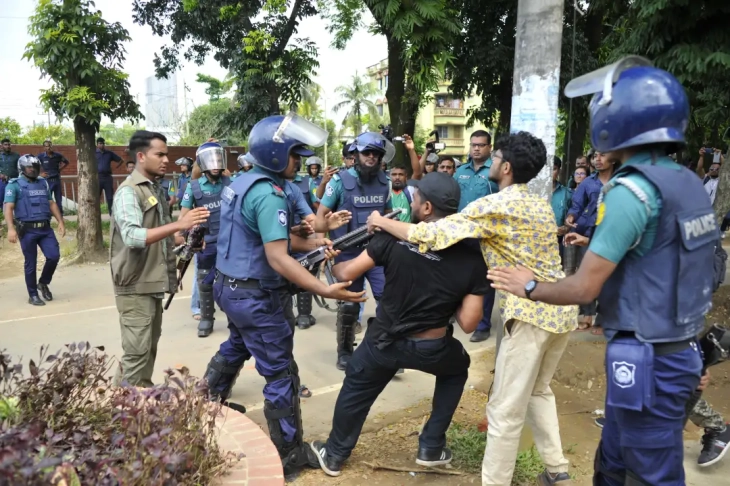 Демонстрантите зазедоа затвор во Бангладеш и ослободија стотици затвореници