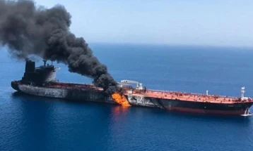 Два танкера се судрија кај брегот на Сингапур, испратени се противпожарни екипи