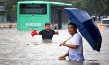 Мост се урна поради поплави во северозападна Кина, при што загинаа 11 лица