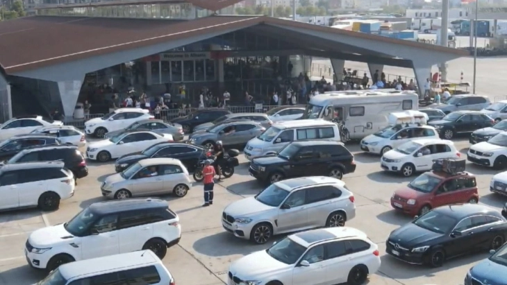 Албанските, македонските и косовските иселениците за неколкупати го зголемија проток на патници во пристаништето Драч