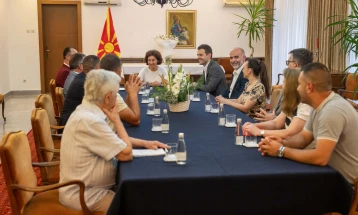 Претседателката Сиљановска Давкова прими претставници на македонски здруженија во Албанија