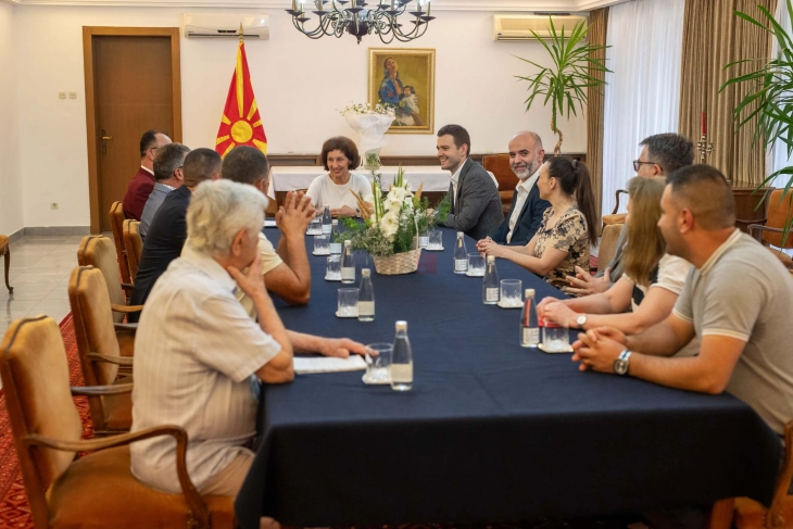 Presidentja Siljanovska Davkova priti përfaqësuesit e shoqatave maqedonase në Shqipëri