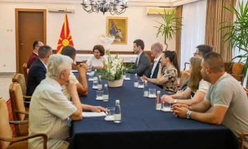 Муцунски на средба со Македонците од Албанија: Владата и МНР активно ќе работат на унапредување и заштита на интересите на македонското малцинство
