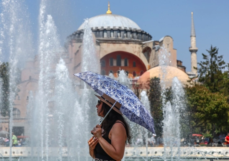 Lagështia rekord e lartë e ajrit mbi 95 për qind në Stamboll, në rajonin Hataj temperatura mbi 40 gradë u ndje si 62 gradë Celsius