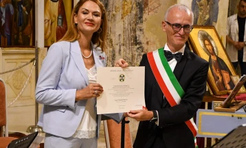 Директорката на „Охридско лето“ Наташа Поповиќ одликувана со Орден „Витез на Редот на Ѕвезда на Италија“ 