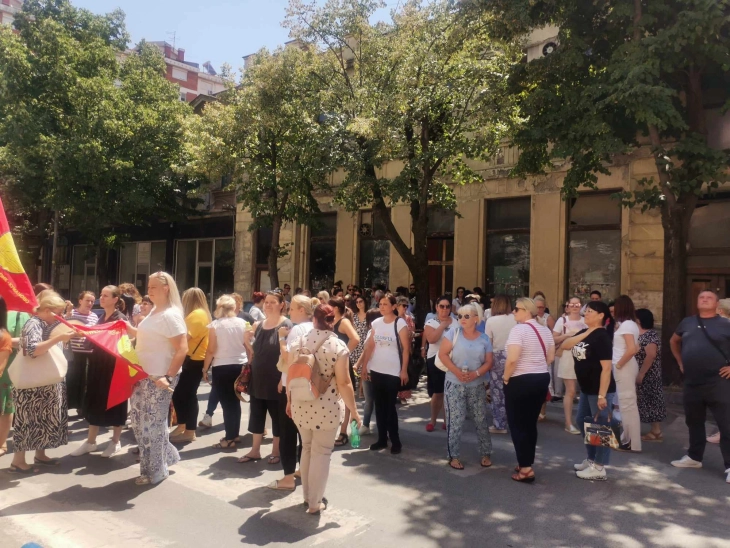Повторно протестираа вработените во кумановската градинка пред општина Куманово