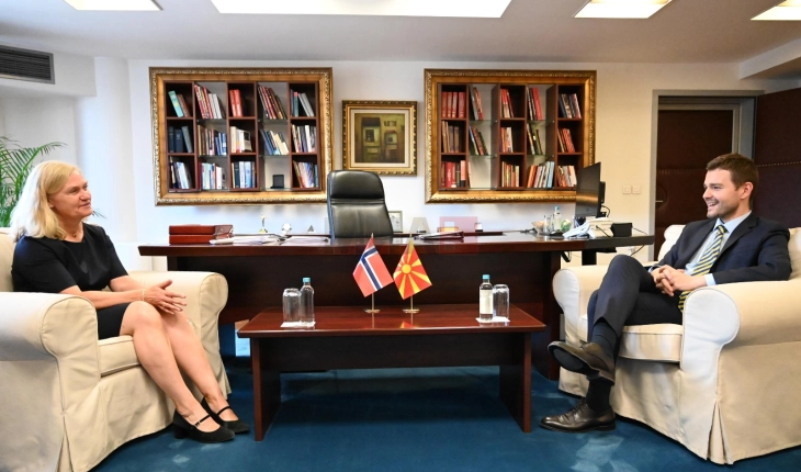Mucunski takohet me ambasadoren e Norvegjisë Melsom dhe përfaqësuesin e BEI Gabriel