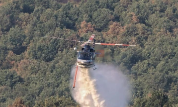 Helikopterët e policisë kanë hedhur mbi 148 tonë ujë mbi zjarret pranë Nagoriçanit të Vjetër dhe Breznicës