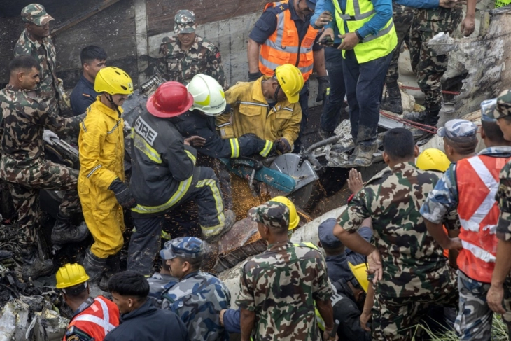 Во авионската несреќа во Непал загинаа 18 луѓе