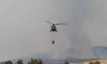 Хеликоптер на МВР исфрли над 50 тони вода врз пожарот во реонот на Јасен