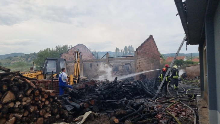 Изгаснат пожарот во Ново Село, изгореа три плевни и две куќи