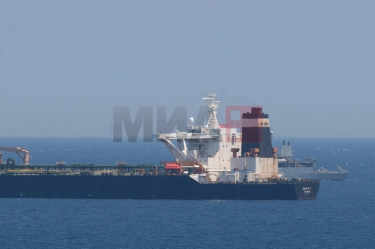 Një tanker nafte është përmbytur në brigjet e Filipineve, janë derdhur 1,4 milionë litra naftë