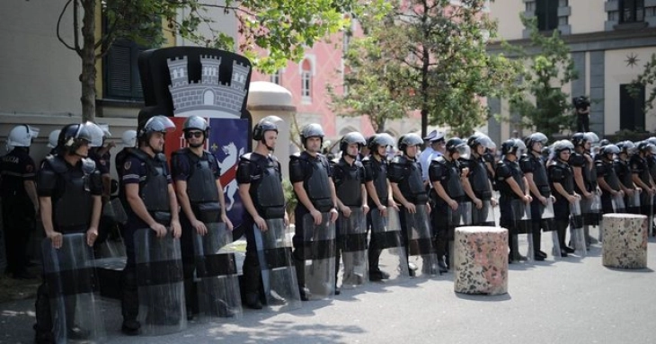 Протест на опозицијата пред градското собрание на Тирана