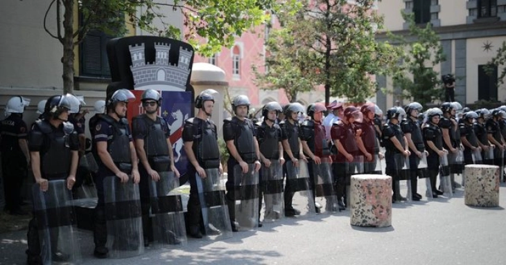 Protestë e opozitës para bashkisë së Tiranës