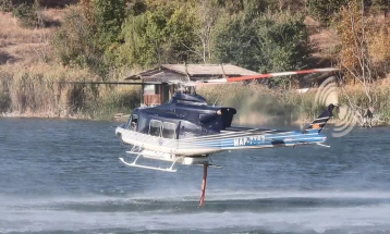 Helikopterët e policisë hodhën mbi 65 tonë ujë mbi zjarret afër fshatit Tazevë dhe parkut nacional 