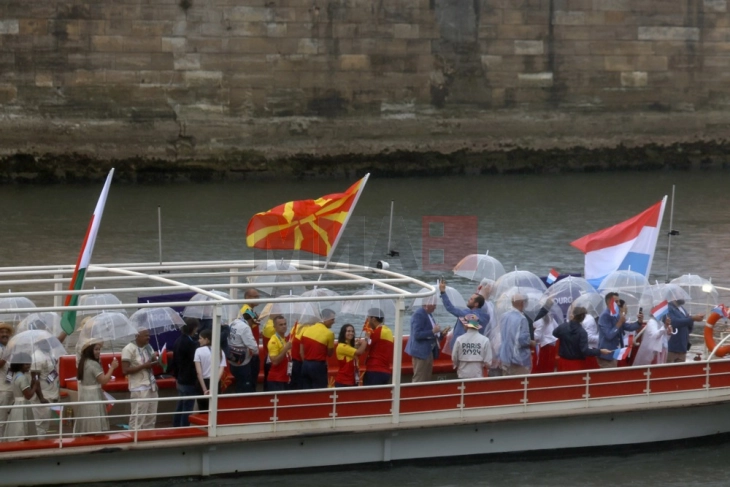 Париската полиција соопшти дека сите гледачи влегле на трибините, нема инциденти