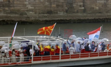 Париската полиција соопшти дека сите гледачи влегле на трибините, нема инциденти