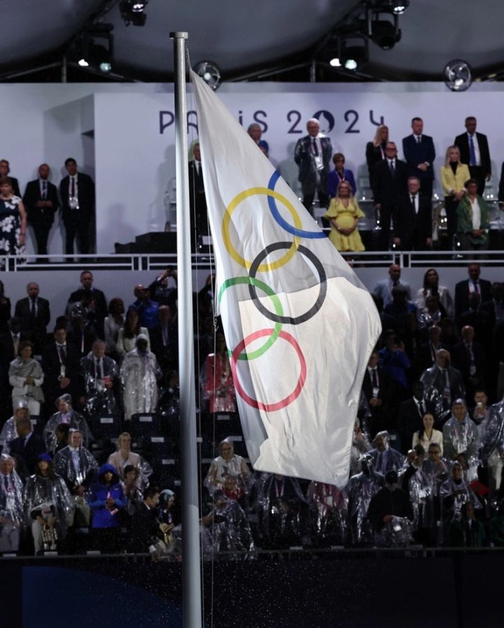 Олимпиското знаме закачено  наопаку на јарболот на свеченото отворање на Игрите во Париз