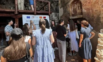 Млади од летниот камп по веронаука на ААПЦ во посета на божјите храмови во Пустец