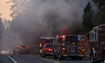Шумскиот пожар во Калифорнија се шири, илјадници пожарникари на терен