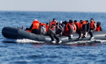Едно лице загина, 34 мигранти се спасени додека се обидувале да го преминат Ла Манш