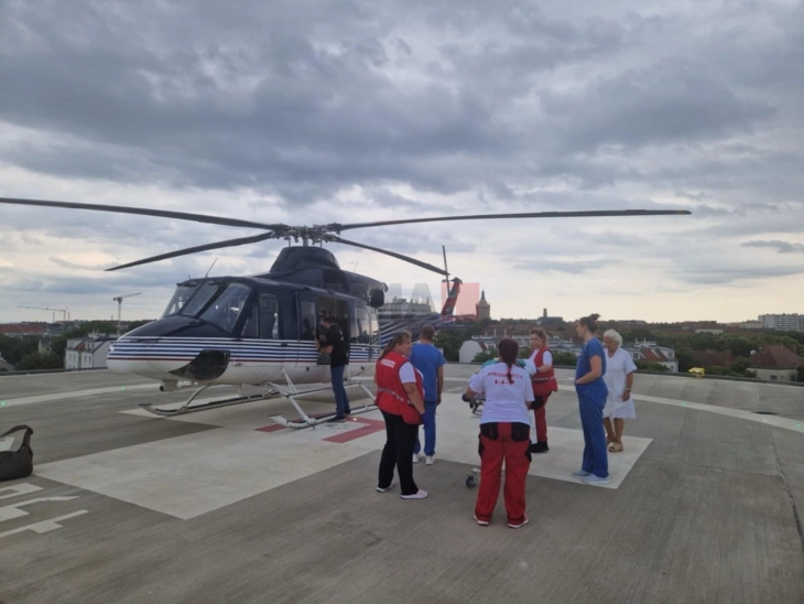 Pacienti me paraplegji Leonid Indov transportohet me helikopter nga Vjena në Shkup