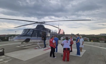 Pacienti me paraplegji Leonid Indov transportohet me helikopter nga Vjena në Shkup