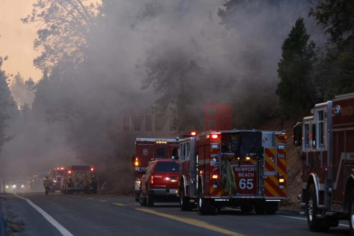 Пожарникарите во Калифорнија напредуваат во борбата против шумските пожари