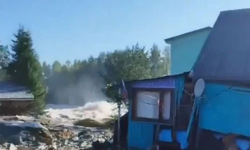 Најмалку едно лице загина при уривање на брана во северозападна Русија