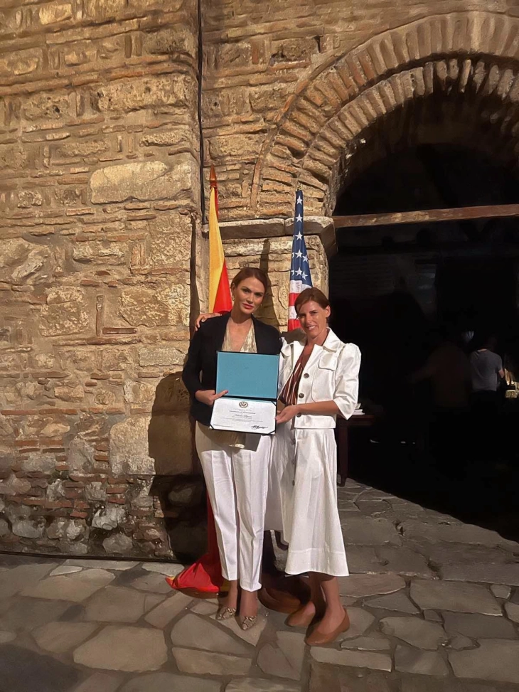 Признание за директорката Поповиќ за промовирање на Американската култура на „Охридско лето“