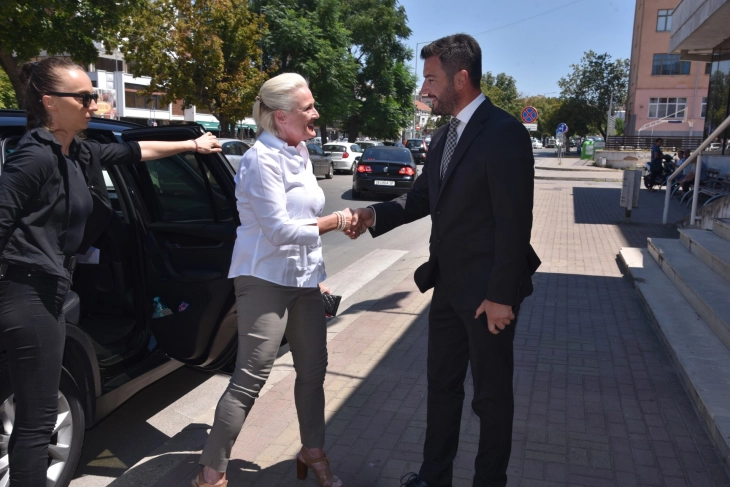 Амбасадорката на САД Агелер во Штип на средба со градоначалникот Јорданов