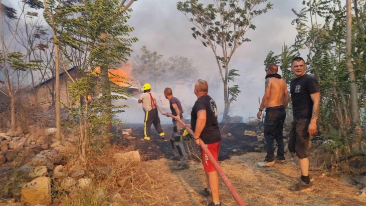 Një person e ka humbur jetën në zjarrin që e ka kapluar fshatin Kokoshinje në Kumanovë