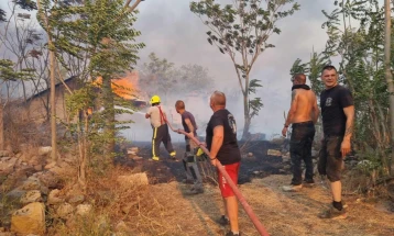 Një person e ka humbur jetën në zjarrin që e ka kapluar fshatin Kokoshinje në Kumanovë
