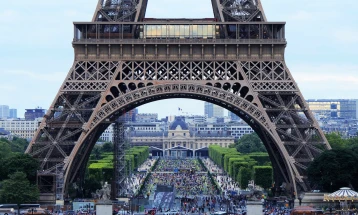 From heavy rain to hot sun: Hats and water bottles given out in Paris