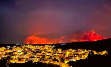Пожарот на Сардинија се протега на седум километри, го гаснат шест авиони и три хеликоптери