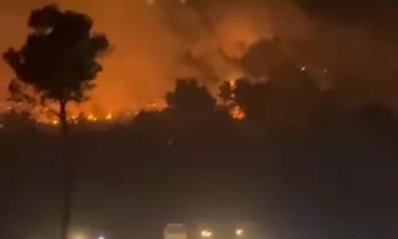 Zjarri me përmasa të mëdha në Shëngjin përhapet në afërsi hoteleve dhe apartamenteve, turistët janë evakuuar