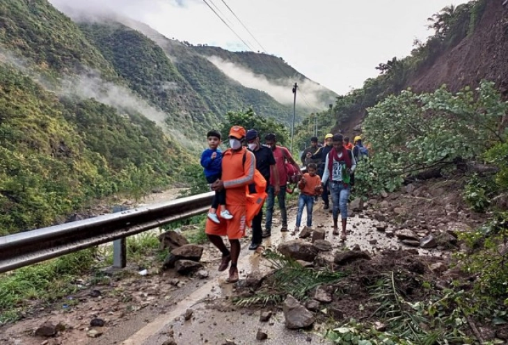 Të paktën 93 persona humbën jetën nga rrëshqitjet e dheut në Indi, 250 janë shpëtuar