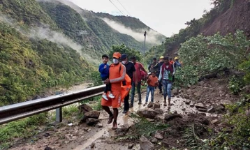 Të paktën 93 persona humbën jetën nga rrëshqitjet e dheut në Indi, 250 janë shpëtuar