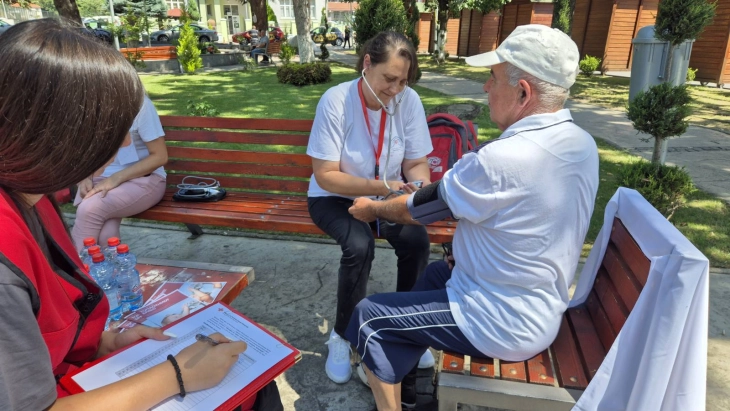 Мобилни тимови на Црвен крст Крива Паланка помагаат во превенција од топлотниот бран