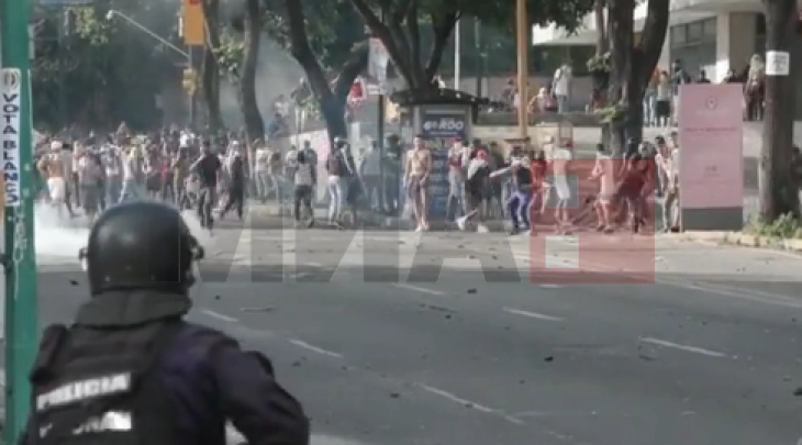Rreth 750 persona janë arrestuar në protestat në Venezuelë kundër Maduros
