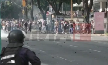 Rreth 750 persona janë arrestuar në protestat në Venezuelë kundër Maduros