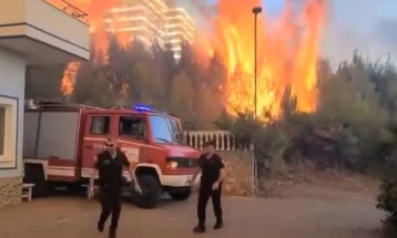 Nga zjarri që shpërtheu në Shëngjin, turistët në panik po largohen nga vendi